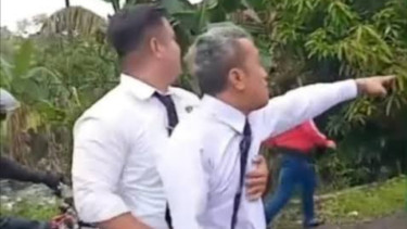 Tangkapan layar video viral Bupati Jeneponto mengamuk di Jalan usai dilantik
