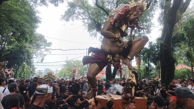 Pawai Ogoh Ogoh menjelang Hari Raya Nyepi di Bali