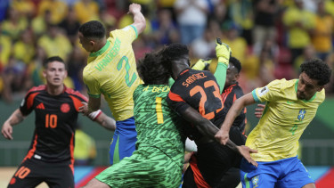 Pemain Timnas Brasil, Alisson Becker (kiri) mengalami benturan di kepala