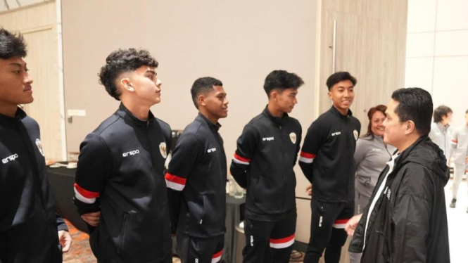 Ketua Umum PSSI Erick Thohir bersama pemain Timnas Indonesia U-17