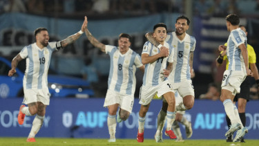 Pemain Timnas Argentina rayakan gol Thiago Almada