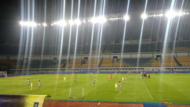Persib Bandung menjalani sesi latihan tim di Stadion Gelora Bandung Lautan Api (foto: Dede Idrus) 