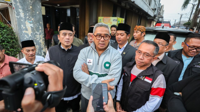 Wali Kota Bandung Muhammad Farhan di Pasar Induk Caringin, Kota Bandung