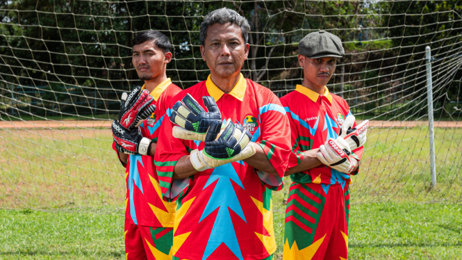 Mantan Kiper Persib, Anwar Sanusi menggunakan Jersey Kiper Vintage Eksklusif Hasil Kolaborasi Rumah Kiper dan Classiconesia (Dok Rumah Kiper) 