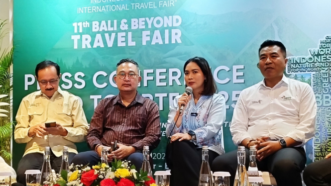 Wakil Menteri Pariwisata RI Ni Luh Puspa (dua dari kanan) dan Ketua Association of the Indonesian Tours and Travel Agencies (ASITA) Bali Putu Winastra (kanan) saat menggelar konferensi pers BBTF Ke-11 tahun 2025 di Sanur