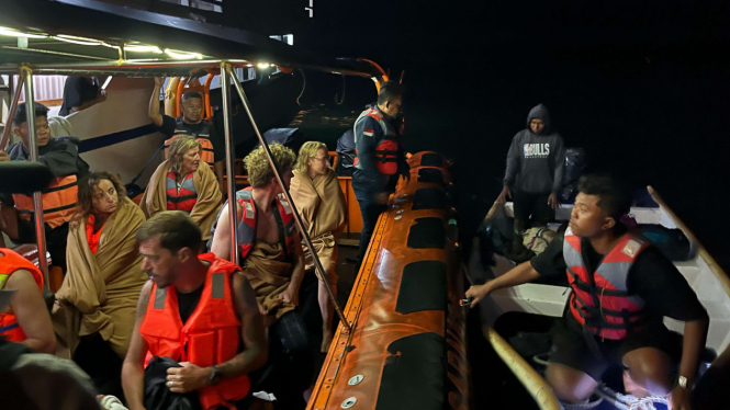 Tim SAR mengevakuasi wisatawan Kapal Raja Bintang 02 yang tenggelam di Pulau Kelor
