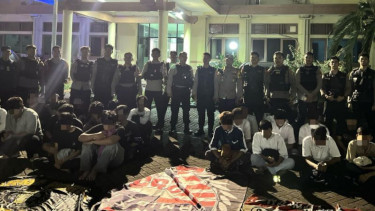 Petugas menunjukkan remaja yang ditangkap karena konvoi liar di Jakarta, Sabtu