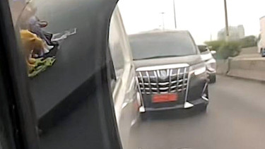 Momen Toyota Alphard berpelat TNI tidak diberi jalan di tol