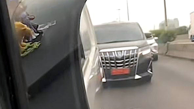 Momen Toyota Alphard berpelat TNI tidak diberi jalan di tol