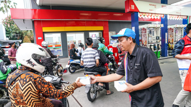 Pertamina Patra Niaga berbagi takjil di SPBU