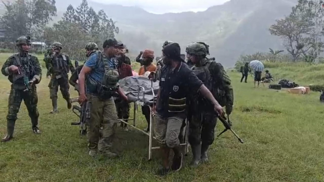 TNI-Polri evakuasi korban serangan KKB di Distrik Anggruk (sumber: istimewa)