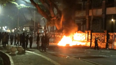 Suasana demonstrasi di depan gedung DPRD Kota Malang tolak RUU TNI