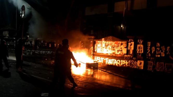 Demo di gedung DPRD Kota Malang berakhir ricuh