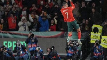 Ronaldo mencetak gol untuk timnas portugal