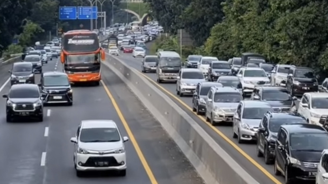 Jalan Tol Trans Jawa menjadi pilihan utama bagi pemudik karena menghubungkan berbagai kota besar di Pulau Jawa, mulai dari Cirebon, Semarang, Yogyakarta, hingga Surabaya. 