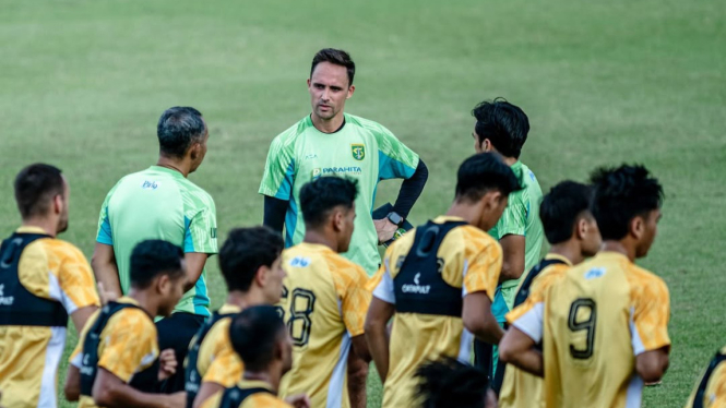 Paul Munster Memimpin Latihan Persebaya (Sumber: Instagram Persebaya)