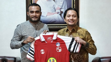 CEO PS Barito Putera, Hasnuryadi Sulaiman bersama Rizky Pora usai penandatanganan perpanjangan kontrak pemain - Foto Dok Barito Putera 