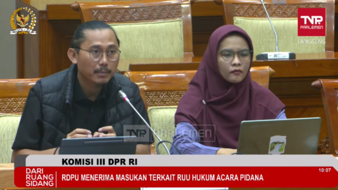 Ketua Perhimpunan Bantuan Hukum dan Hak Asasi Manusia Indonesia (PBHI), Julius Ibran (kiri) dalam rapat bersama Komisi III DPR RI di Kompleks Parlemen, Senayan, Jakarta Pusat (sumber: tangkapan layar YouTube TV Parlemen)