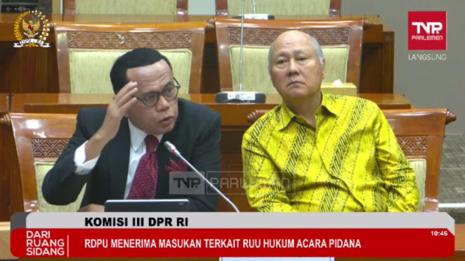Advokat Juniver Girsang (kiri) dalam rapat dengar pendapat umum (RDPU) terkait Revisi Kitab Undang-Undang Hukum Acara Pidana (KUHAP) bersama Komisi III DPR RI di Kompleks Parlemen, Senayan, Jakarta Pusat, Senin, 24 Maret 2025.
