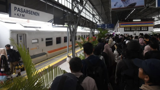 Puncak arus mudik Lebaran 2025 dengan moda transportasi kereta api diperkirakan akan terjadi pada tanggal 28-29 Maret 2025.