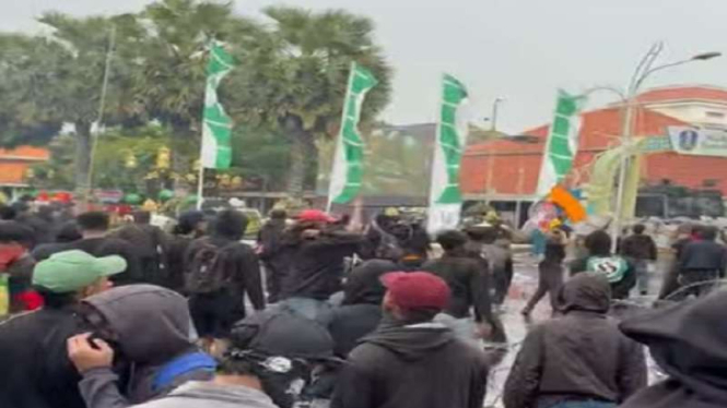 Demo tolak UU TNI di depan Grahadi Surabaya