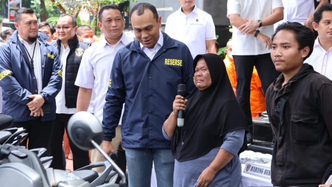 Polda Metro Jaya menyerahkan kendaraan bermotor hasil curian ke pemilik sah.