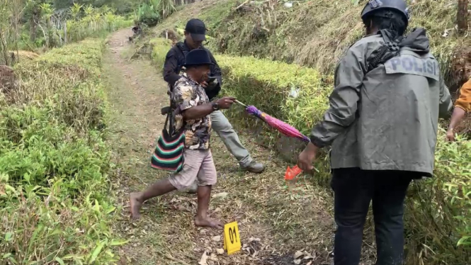 Satgas Damai Cartenz saat melakukan olah TKP penganiayaan guru di Yahukimo Papua