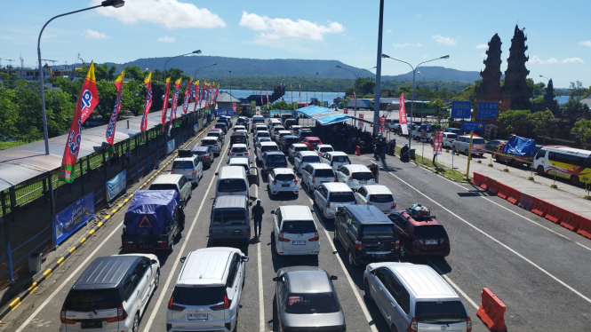 Antrean kendaraan di Pelabuhan Gilimanuk saat mudik lebaran 2023.
