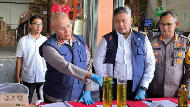 Kapolda Kalsel, Irjen Pol Yudha saat membandingkan antara produk Minyakita yang asli dan palsu - Foto Dok Istimewa 