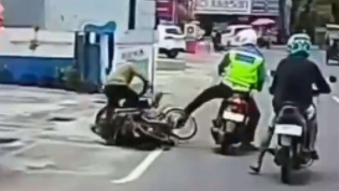 Klarifikasi Polisi Soal Polantas yang Tendang Pemotor hingga Jatuh di Salatiga