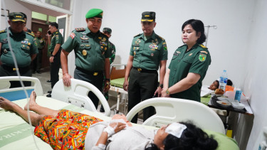 Pangdam XVII/Cenderawasih saat menjeguk guru korban penganiayaan OPM di Yahukimo