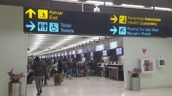 Pergerakan penumpang di area check-in Bandara Soetta, Tangerang