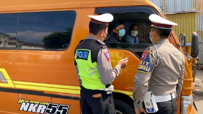 Pemeriksaan mobil travel saat mudik lebaran