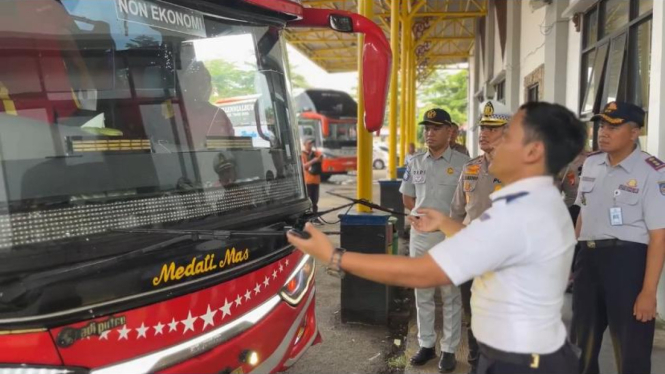 Ramp check dan pemeriksaan kesehatan pengemudi di Terminal Jati Jajar