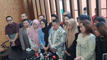 Pengacara Hotman Paris saat mendampingi keluarga korban penembakan di Lampung saat ditemui di kawasan Kelapa Gading, Jakarta Utara 