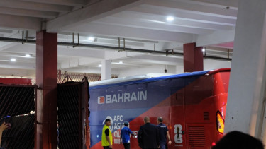 Bus Timnas Bahrain tiba di SUGBK