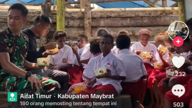 Tangkapan layar prajurit TNI suguhkan menu bakso ke anak-anak di Papua.