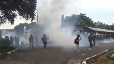 Ricuh! Aksi Demo Tolak Pengesahan UU TNI di DPRD Karawang