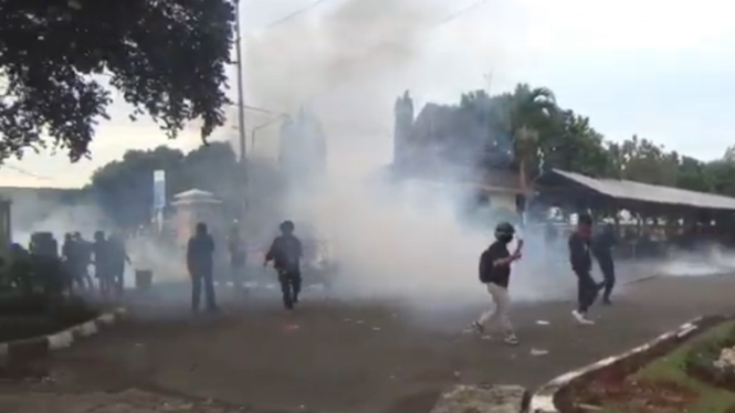 Ricuh! Aksi Demo Tolak Pengesahan UU TNI di DPRD Karawang