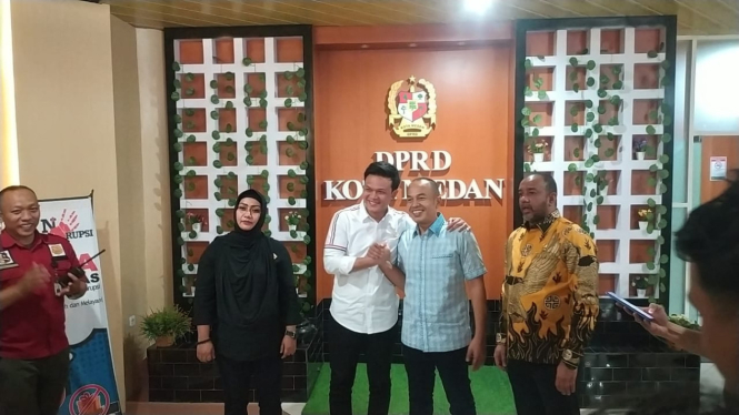 David Roni Ganda Sinaga dan Dodi Robert Simangunsong berfoto bersama usai menyatakan damai.(istimewa/VIVA)