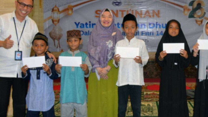Ilustrasi memberi santunan kepada anak yatim piatu.