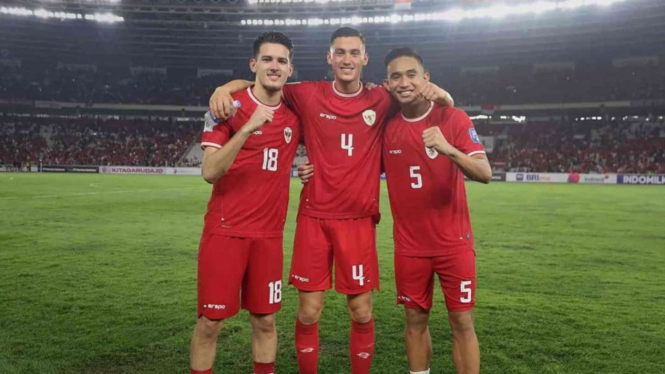 Justin Hubner (kiri), Jay Idzes (tengah), dan Rizky Ridho (kanan)