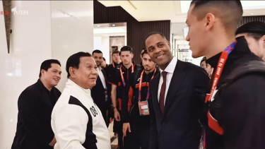 Presiden Prabowo menyapa Kapten Timnas Indonesia Jay Idzes