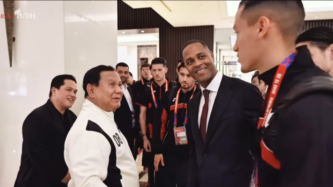 Presiden Prabowo menyapa Kapten Timnas Indonesia Jay Idzes