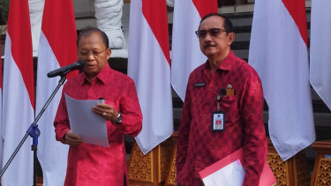 Gubernur Bali Wayan Koster di didampingi Kadis Pariwisata Provinsa Bali Tjok Bagus Pemayun