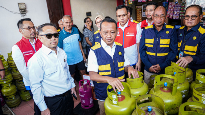 Menteri ESDM RI, Bahlil Lahadalia melakukan tinjauan langsung ke salah satu pangkalan LPG 3 Kg.