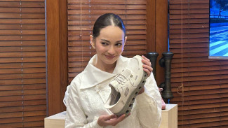 Contek Mix and Match Enzy Storia Pakai Skechers, Bisa Buat Ide Outfit Lebaran!