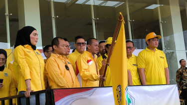 Ketua Umum Partai Golkar, Bahlil Lahadalia saat melepas keberangkatan 20 bus mudik gratis di Kantor DPP Partai Golkar, Jakarta Barat, Rabu, 26 Maret 2025