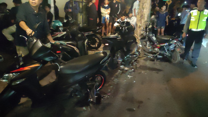 Motor yang terparkir sedang nonton laga Timnas ditabrak mobil di Purworejo