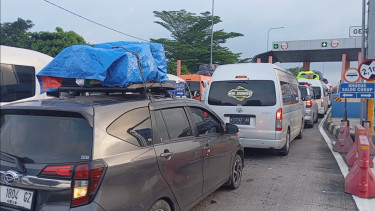 Antrean kendaraan pemudik di gerbang tol Pejagan Brebes